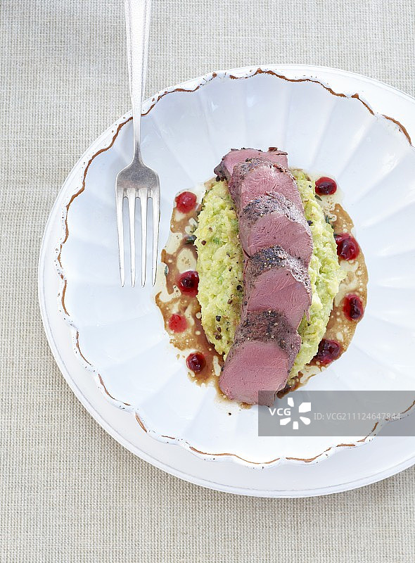 野兔配球芽甘蓝和蔓越莓泥图片素材