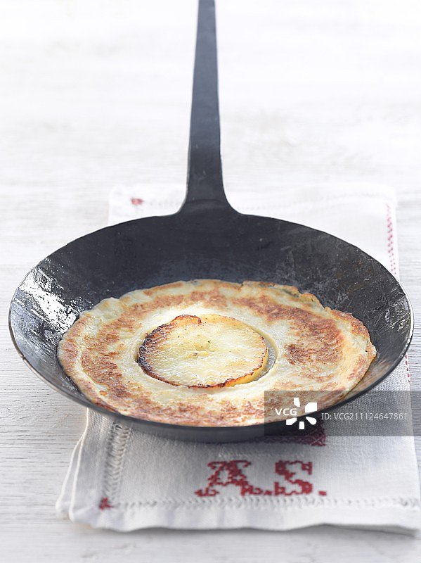平底锅中的焦糖苹果片薄烤饼图片素材