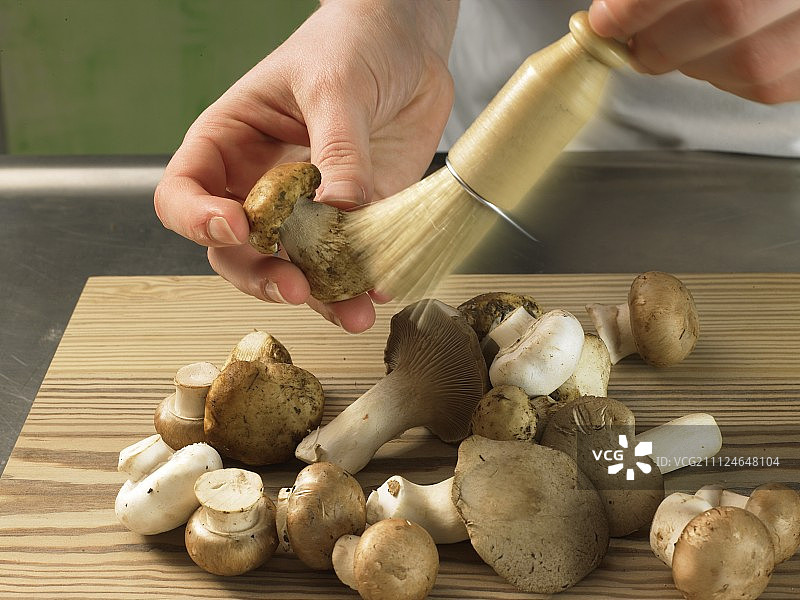 用刷子清理蘑菇步骤一图片素材