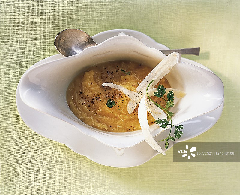 餐盘中的苹果辣根图片素材