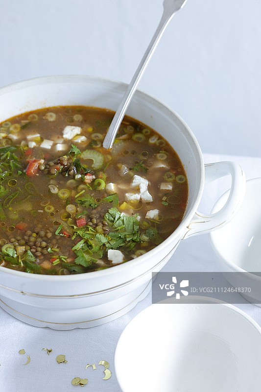 扁豆汤配哈里萨酱和羊乳酪图片素材