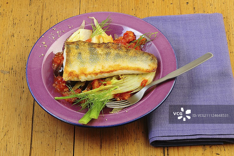 盘中西鲱鱼配番茄和茴香图片素材