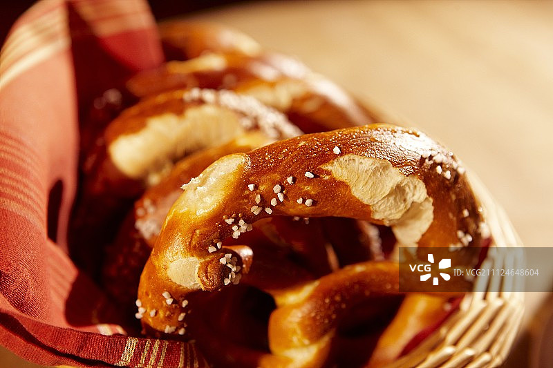 木桌上的椒盐卷饼篮子图片素材