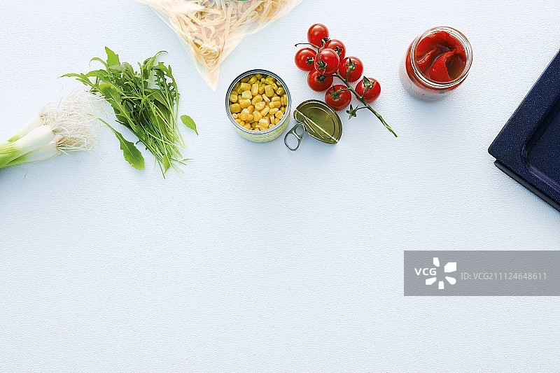 排列在白色背景上的各种成分图片素材