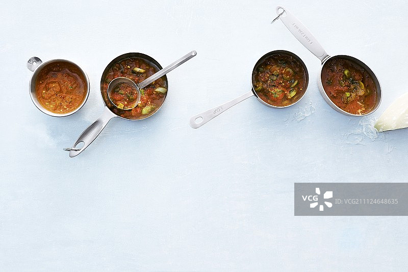 平底锅和容器中用于意大利面的四种不同番茄酱图片素材