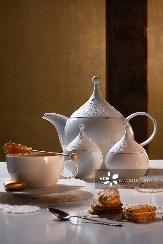 俄式风格的白茶茶具图片素材