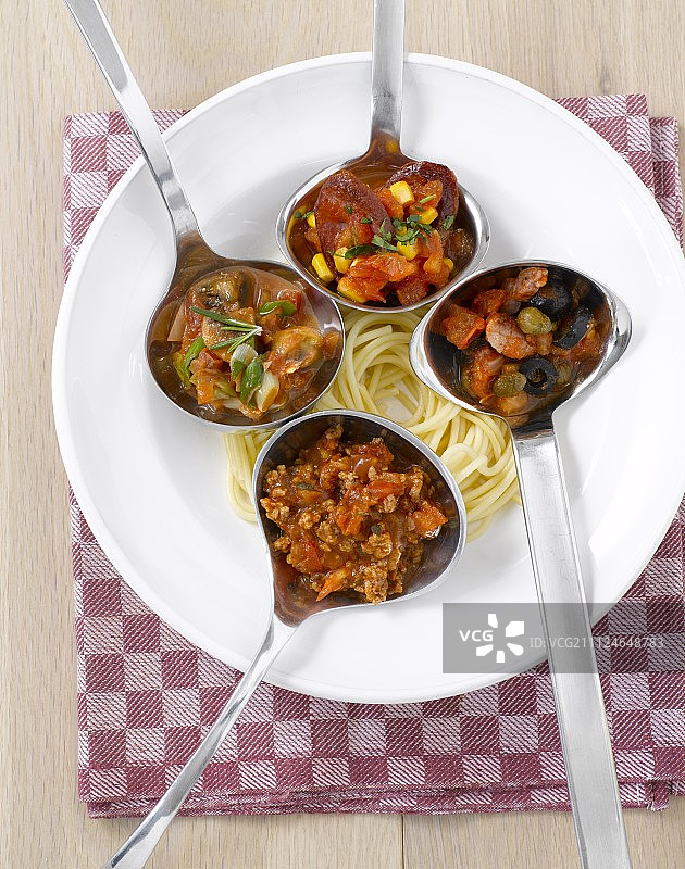 勺子里的四种不同番茄酱意大利面图片素材