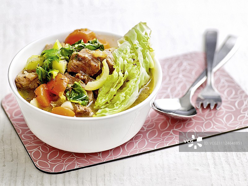 碗里的羊肉烩皱叶甘蓝图片素材