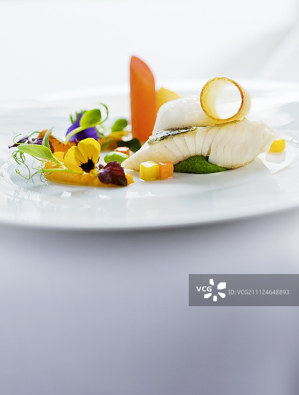 胡萝卜、香菜、椰子和鲜花拼盘特写图片素材