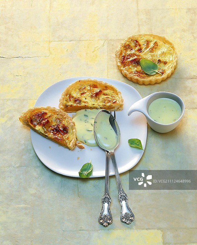 盘子里的橙子甜罗勒酱挞图片素材