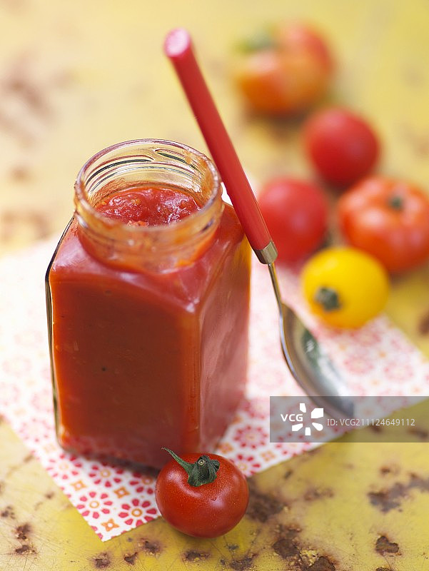 玻璃罐装牛至风味浓郁番茄酱图片素材