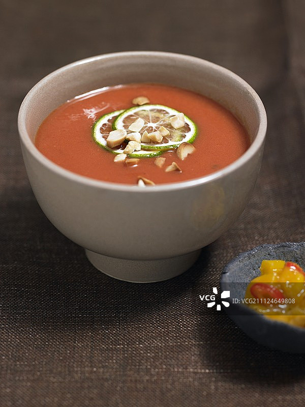 碗里的番茄椰奶汤图片素材