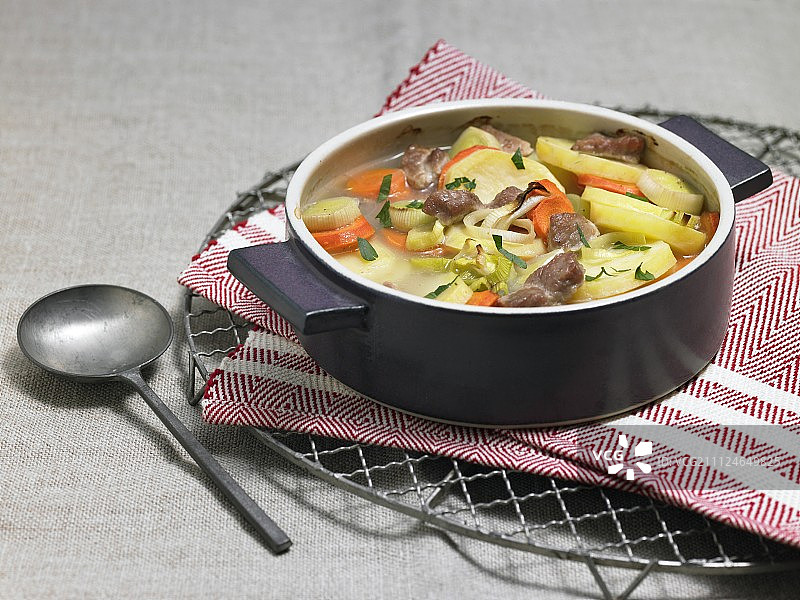 罐中的皮歇尔斯泰纳炖肉图片素材