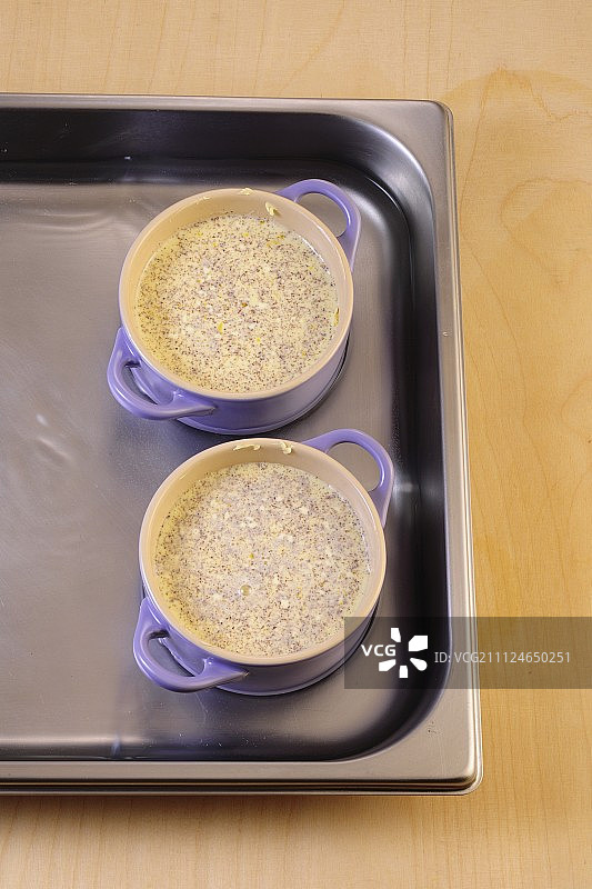 烘焙盘里有水的甜点砂锅图片素材