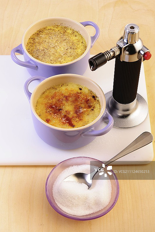 砧板上放着甜点和糖的焦糖布丁图片素材