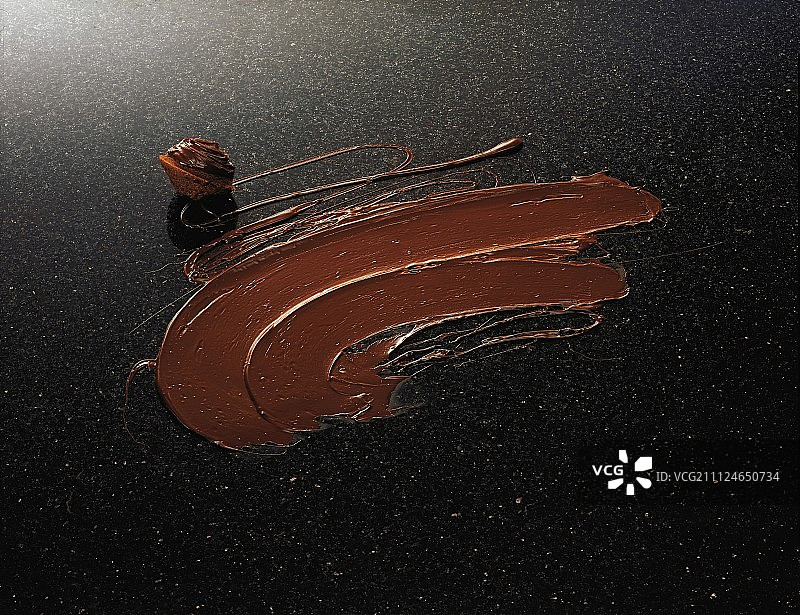 黑色背景上的纸杯蛋糕和巧克力奶油图片素材