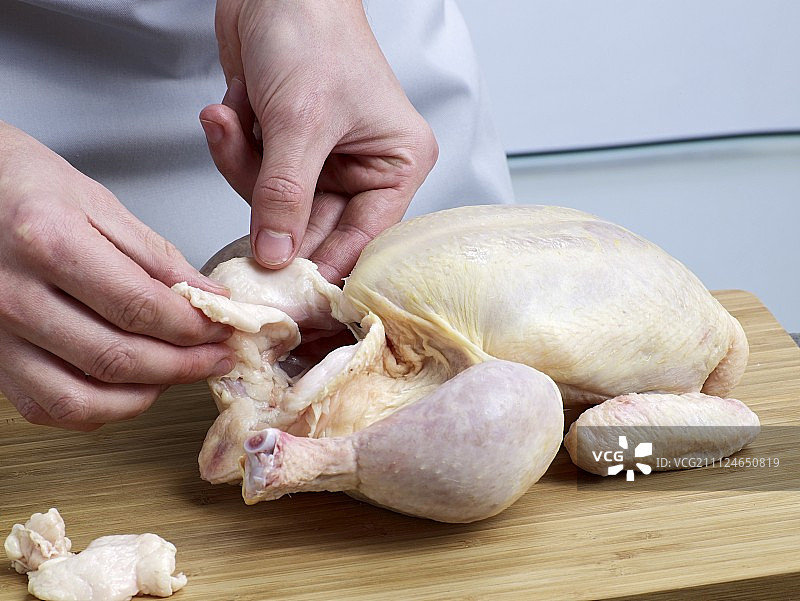 手部清洁鸡肉，准备鸡汤，步骤1图片素材