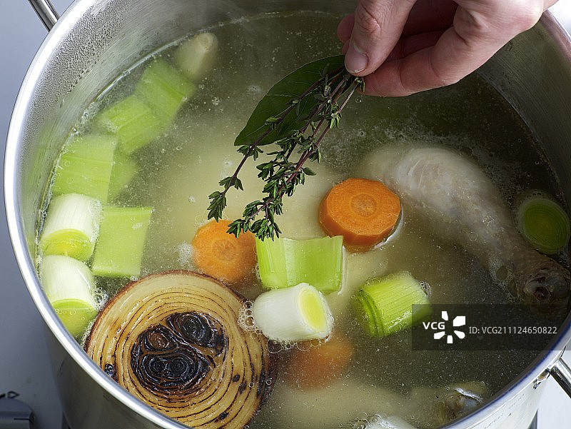 准备鸡汤：在平底锅中加入各种香草，步骤4图片素材