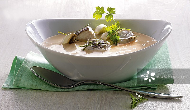 碗里香茅和高良姜鱼汤的特写图片素材