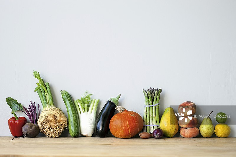 木地板上排列的各种新鲜蔬菜图片素材