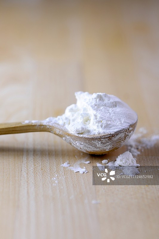 勺子上的玉米粉特写图片素材