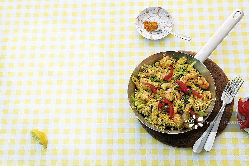 平底锅鲜虾炒饭俯视图图片素材