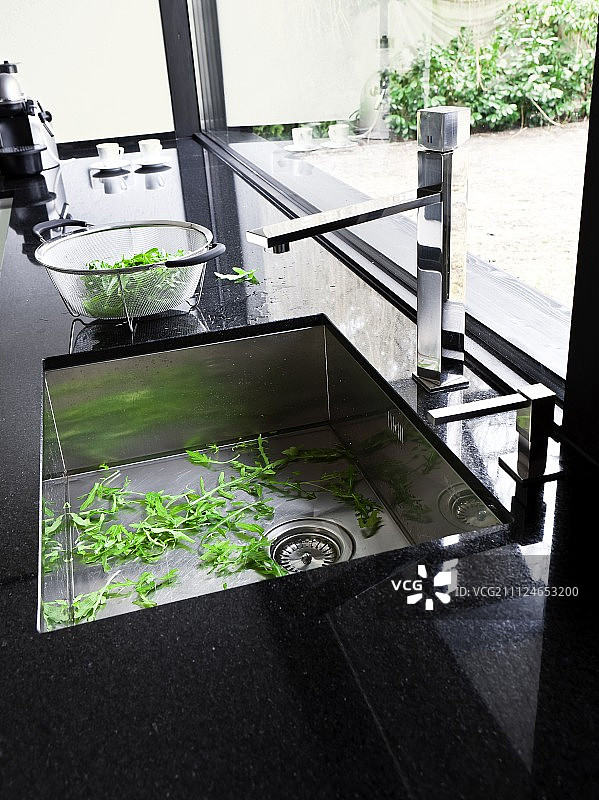 水槽洗净的沙拉碗图片素材