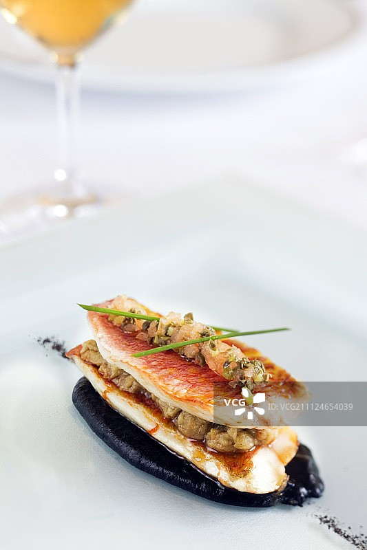 烤红鲻鱼配橄榄酱和茄子图片素材