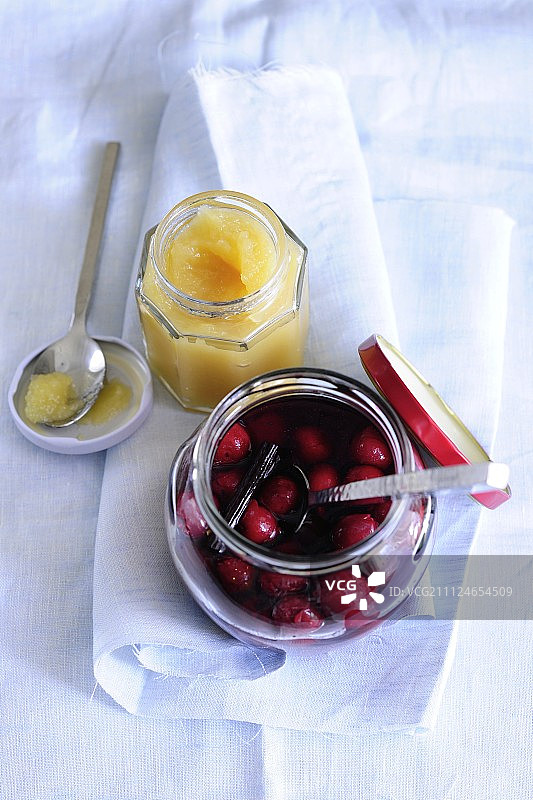 两罐苹果酱和香草樱桃，低血糖食品图片素材