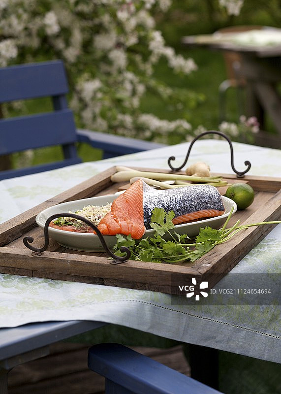 木板托盘中的三文鱼片图片素材