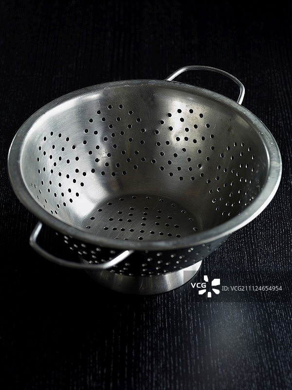 黑色背景上的滤锅图片素材