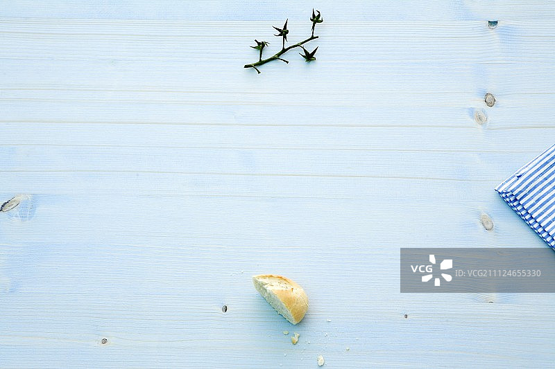 蓝底面包和番茄茎图片素材