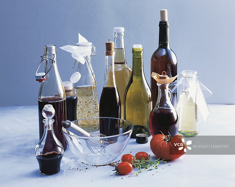白色背景上不同种类的醋瓶图片素材