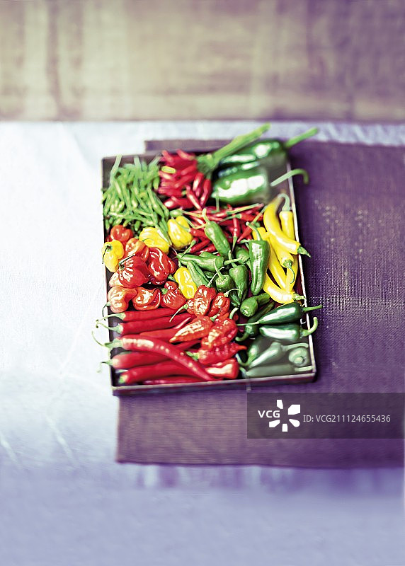 托盘上的各式辣椒图片素材