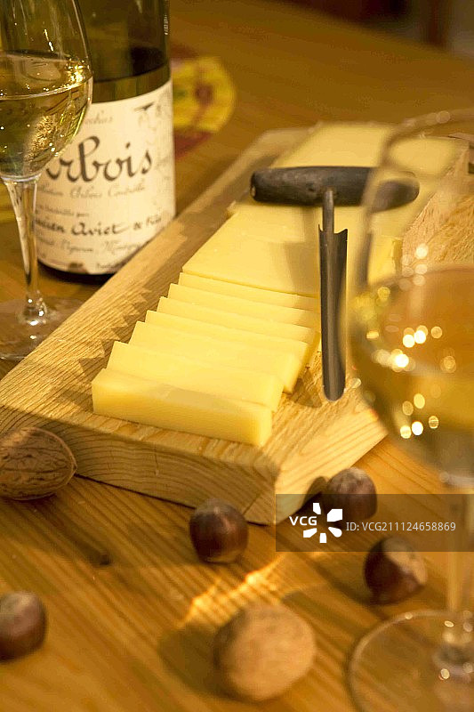 在弗朗什-孔泰圣安托万堡的木板上的奶酪切片和奶酪测试器图片素材