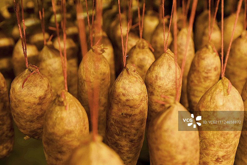 弗朗什-孔泰吉莱的肉店里悬挂的香肠图片素材