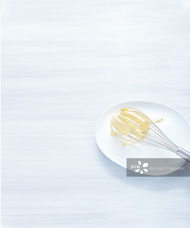 盘子里的打蛋器和面团图片素材