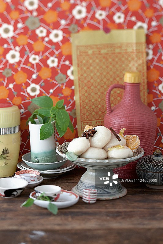 姜汁饭团与彩色餐具图片素材