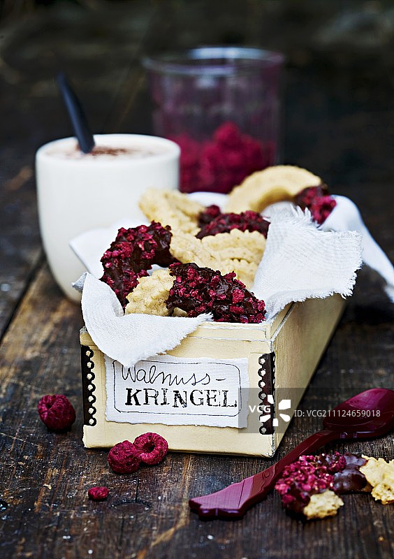 盒子里的核桃巧克力覆盆子黄油酥饼图片素材