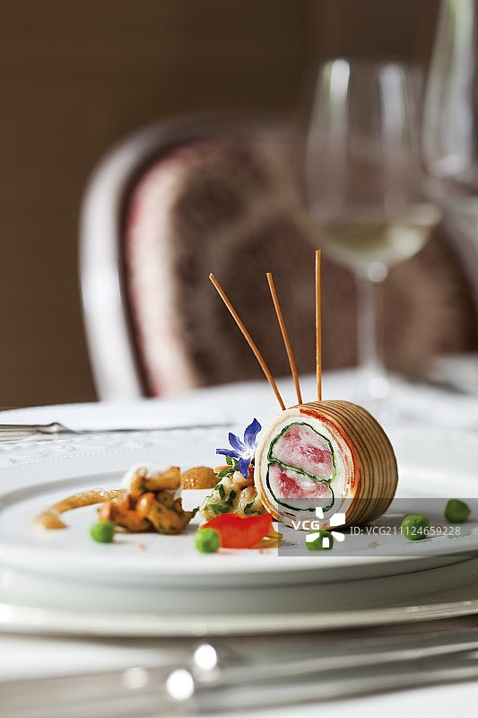 德国克罗恩餐厅的鹌鹑配土豆饼图片素材