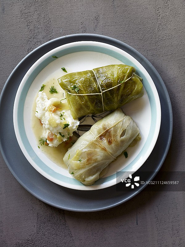 盘子里装满土豆泥的卷心菜卷图片素材