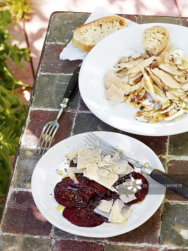 盘子里的两种不同口味的意式生牛肉片图片素材