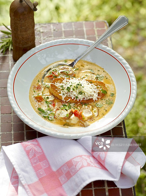 碗里的麻辣蘑菇面包汤图片素材