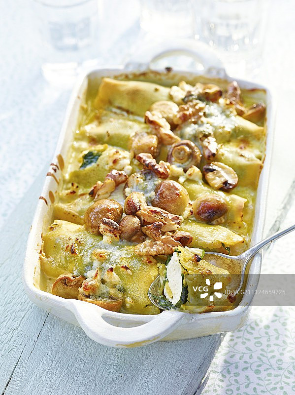 鸡肉和意大利乳清干酪馅的意式卷图片素材