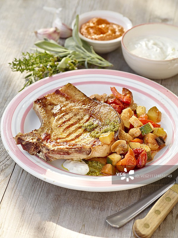 烤肉排配蔬菜图片素材