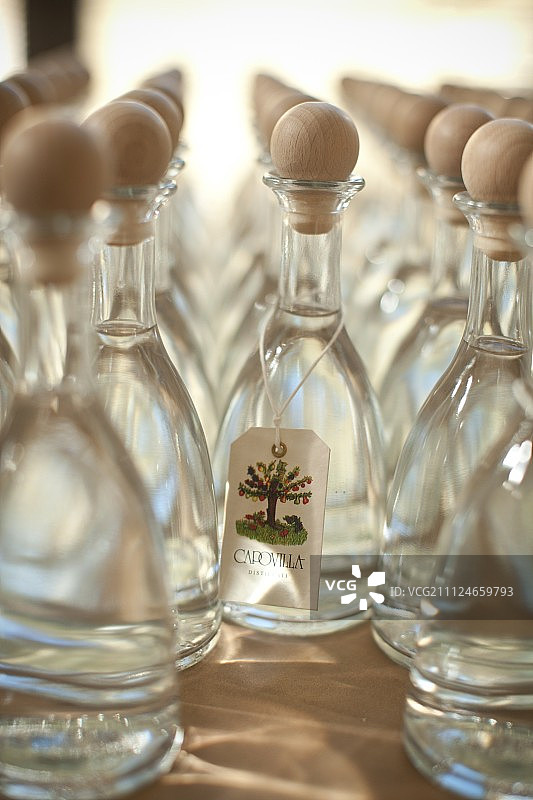 装有水果白兰地的玻璃酒瓶图片素材