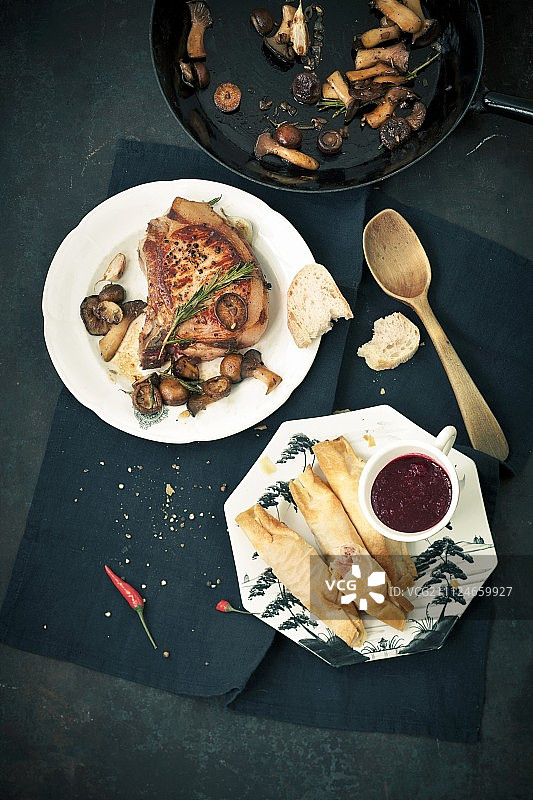 蘑菇蔬菜馅猪排配樱桃图片素材