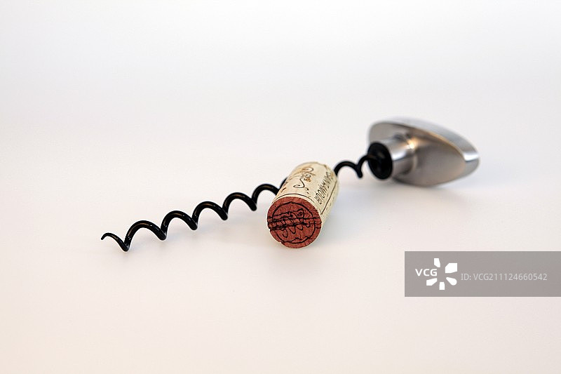 白色背景上的金色开瓶器软木塞图片素材