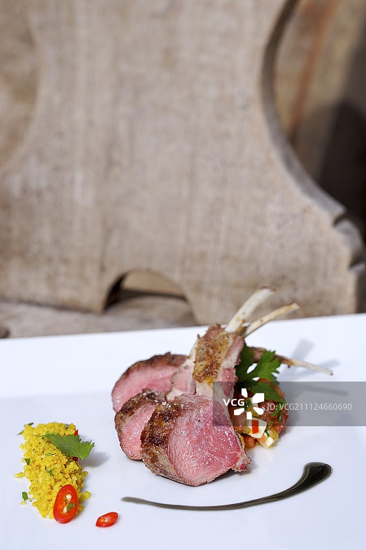 烤羊肉配菲达奶酪、甜瓜沙拉和古斯米图片素材