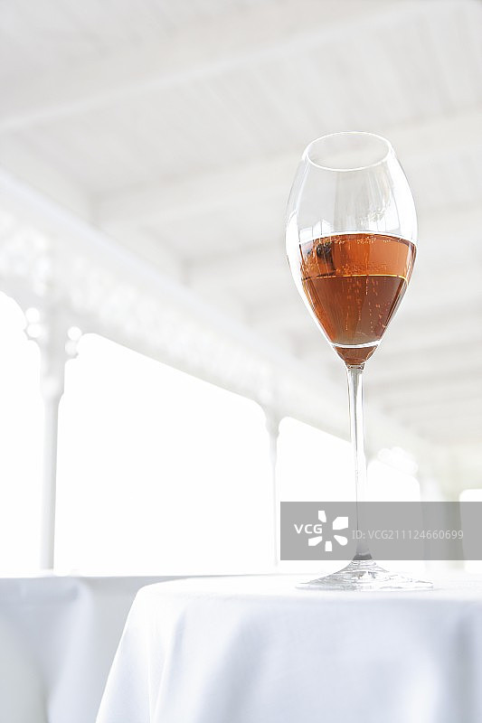 玻璃杯中的玫瑰香槟图片素材